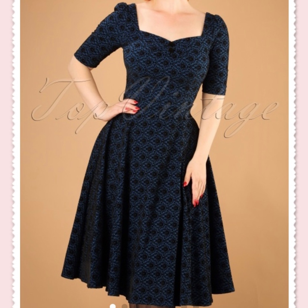 🚨SOLD🚨Collectif Vintage Brocade emerald green swing dress!! Size Large